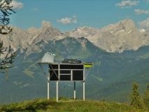 Kitche-Box 1.0 mit Bischofsmütze im Hintergrund