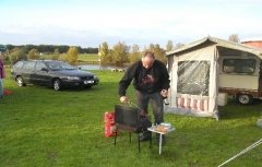 Bernd in seinem Element - Grillen und ein lecker Bierchen