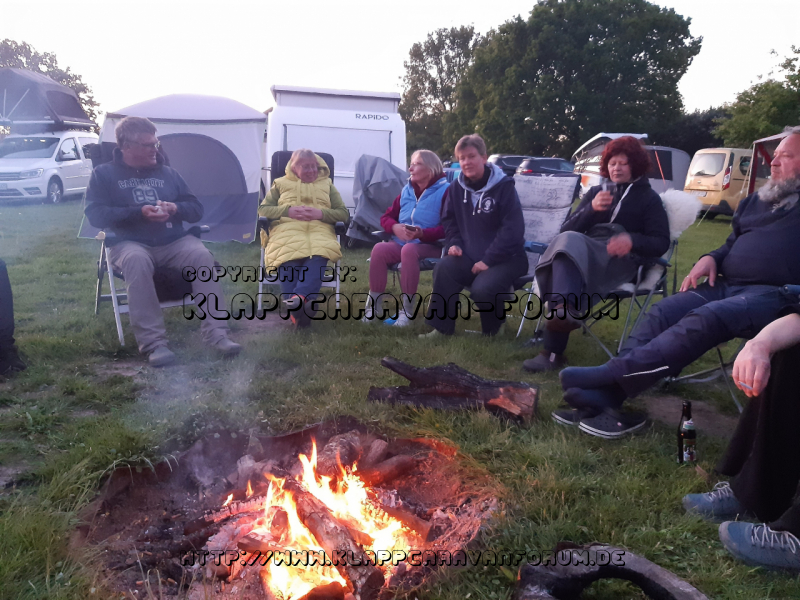 Die Mädels-Ecke beim abendlichen Feuer