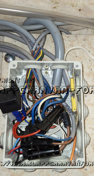 TV34 Elektro Verdrahtung Stauraum kleiner Sitz (Abzweigkasten)