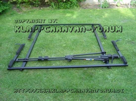 Fahrradträger Rapido Confort - Beide U-Bügel nach oben geklappt. So kann das Ganze auch bei Nichtgebrauch an der Wand hängen