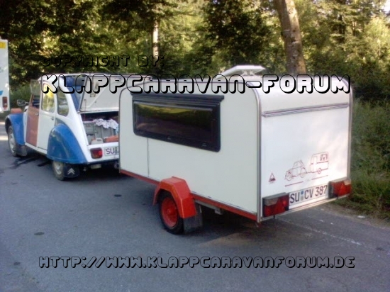 Enten-Gespann mit Mini-Wohnwagen