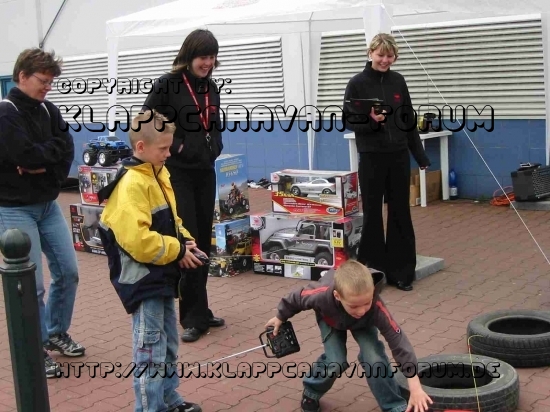 Die großen Jungs bei den ferngesteuerten Autos
