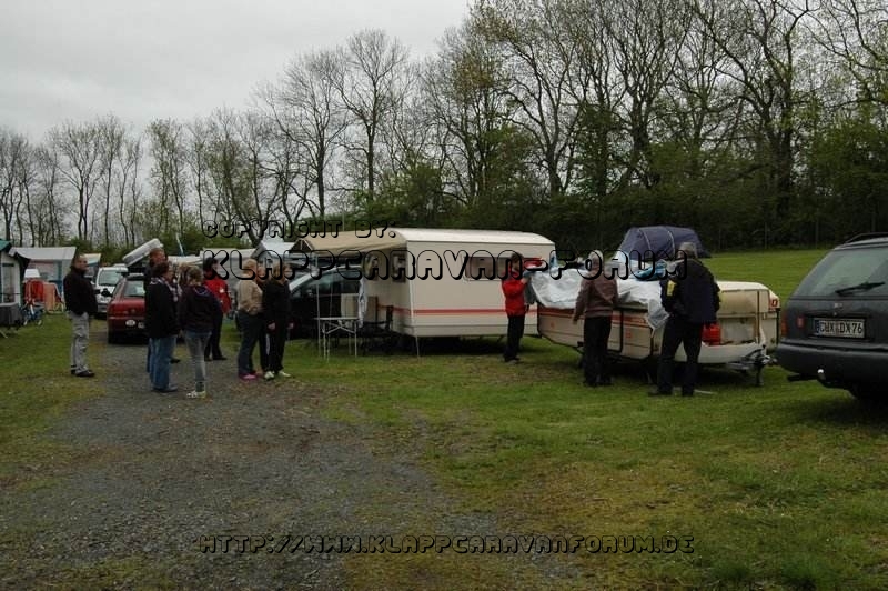 Chrigel baut auf - alle stehen mit den Händen in den Taschen drum herum - 1
