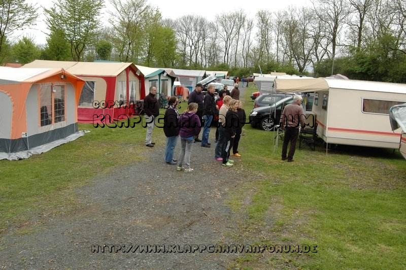 Chrigel baut auf - alle stehen mit den Händen in den Taschen drum herum - 2