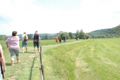 Nahe am Sommer 2010 - Barfusspfad Bad Sobernheim - Die Gruppe zieht sich