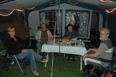 Grüppchen unter Sonnensegeln