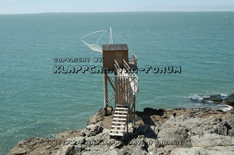 Fischerhütte auf Pfählen mit Senknetz an der Gironde-Mündung