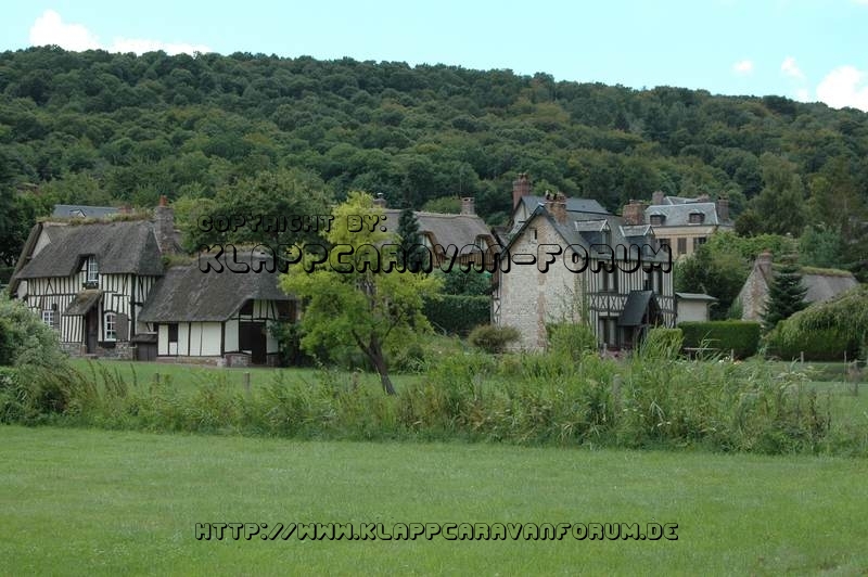 Dorf mit Fachwerkhäusern an der Seine - Normandie