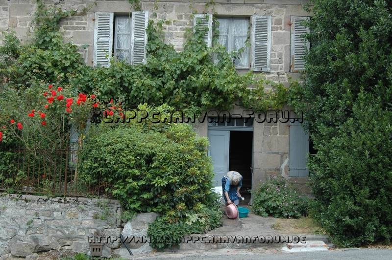 Alte Frau vor ihrem Haus in Faux-la-Montagne - Limousin