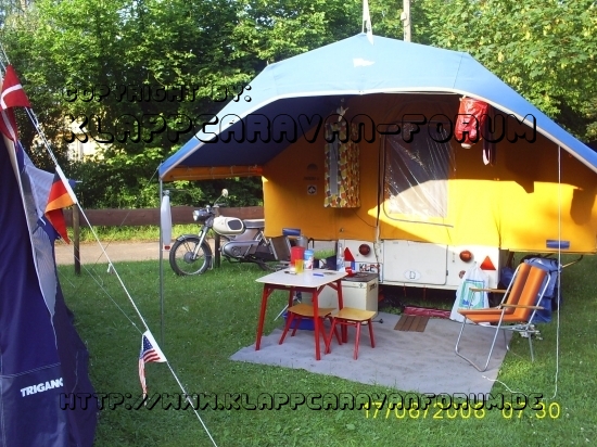 Klepper Piroschka Bj 74 ---- der Tisch und die Hocker sind aus den 60ern und ebenfalls von der Firma Klepper