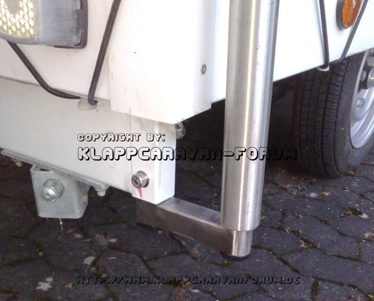 Eigenbau-Gepäckgalerie aus V2A - Detail Aufnahme am Chassis