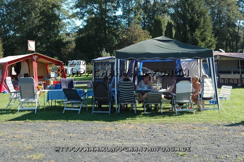 Oktoberfest - Das Camp - Grüppchen im Schatten